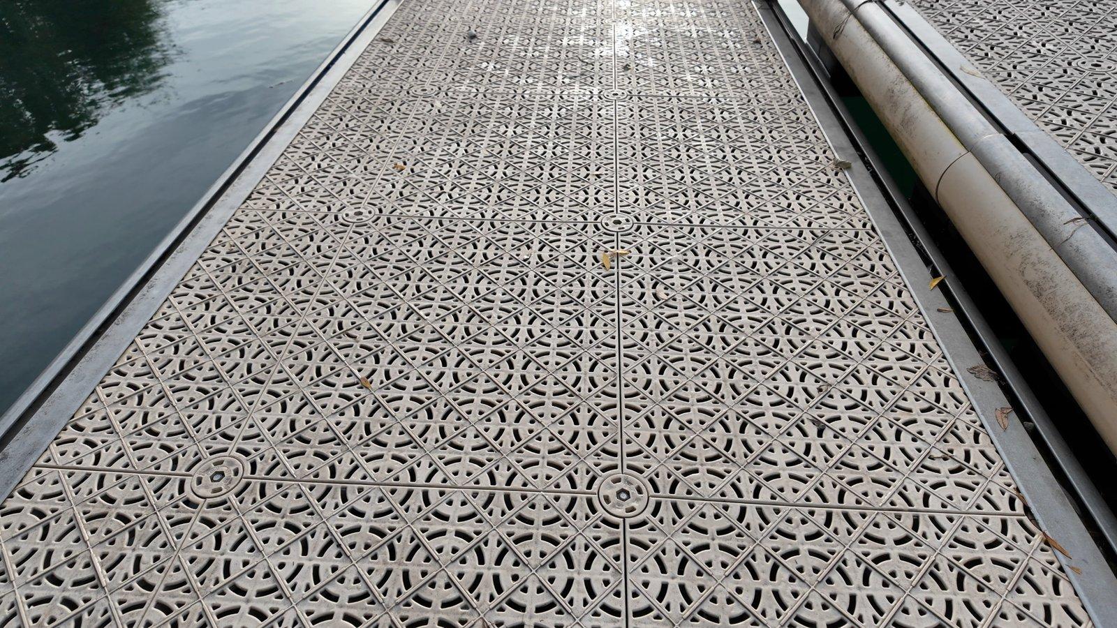 Flat dock to practise the pumpfoil drop start Flat dock to practise the pumpfoil drop start