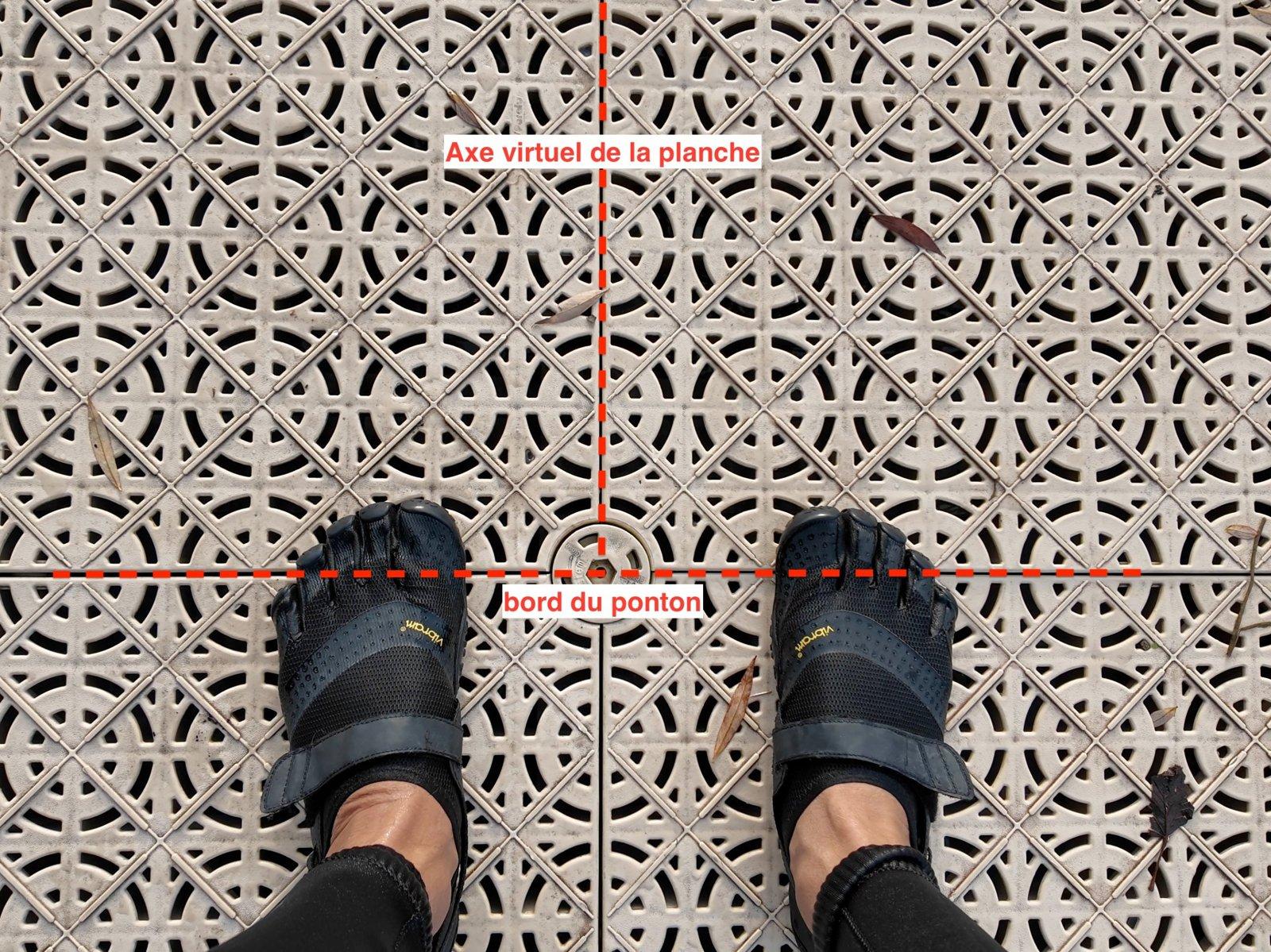 Pieds sur le bord virtuel du ponton et axe de la planche de pumpfoil Pieds sur le bord virtuel du ponton et axe de la planche de pumpfoil