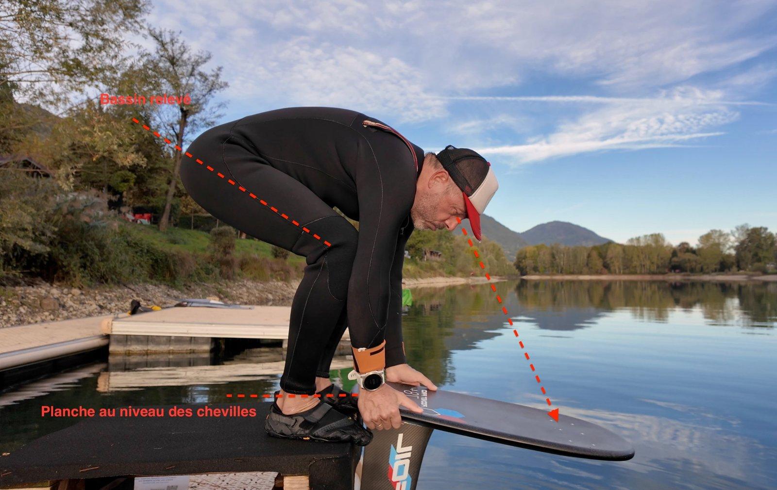Bassin relevé et planche de pumpfoil au niveau des chevilles Bassin relevé et planche de pumpfoil au niveau des chevilles